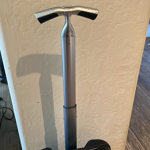 Tumi Ducati upright carryon, 2 wheels - Picture 2 of 15